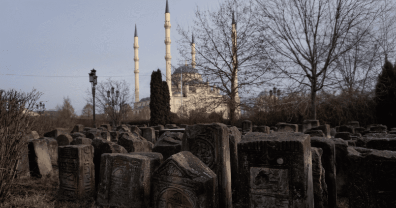 Vue sur la mosquée centrale de Grozny à travers un ancien cimetière musulman