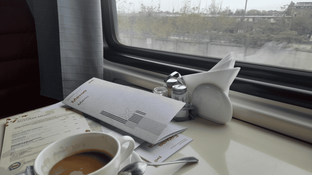 Tasse de café et menu RZD sur une table dans un wagon-restaurant de train russe, Transsibérien.
