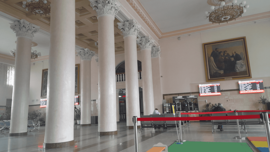 Main hall of Smolensk train station with columns and paintings
