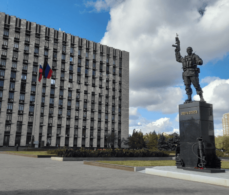 Monument aux défenseurs (2014–2023) devant le bâtiment du gouvernement de Donetsk, au centre-ville.