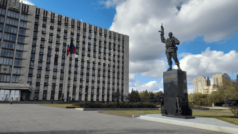 Monument aux défenseurs (2014–2023) devant le bâtiment du gouvernement de Donetsk, au centre-ville.