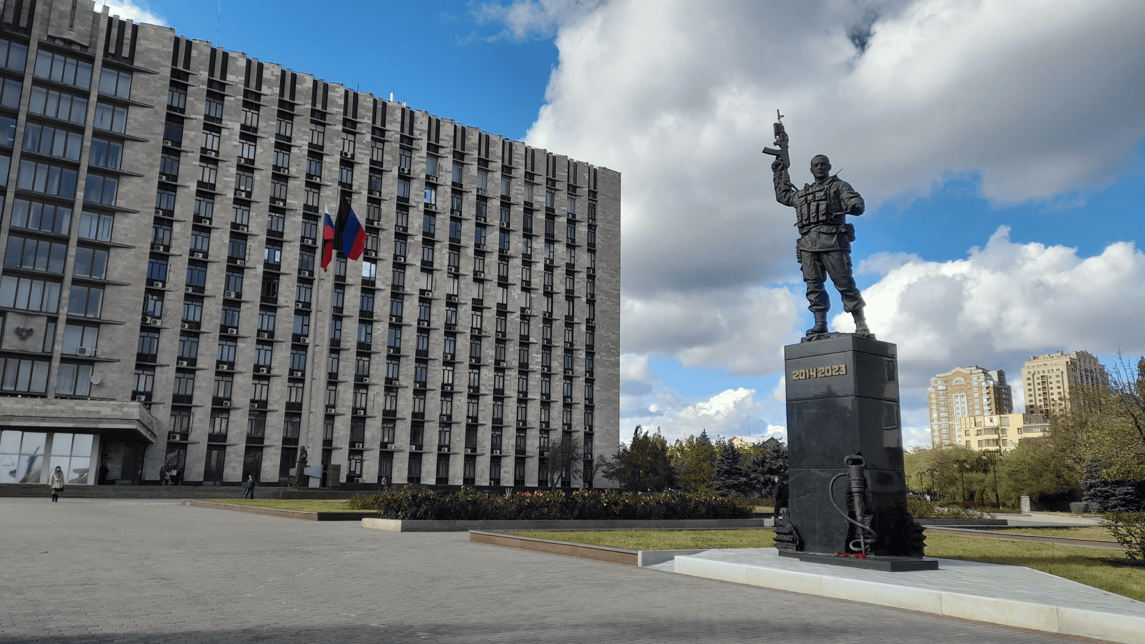 Monument aux défenseurs (2014–2023) devant le bâtiment du gouvernement de Donetsk, au centre-ville.