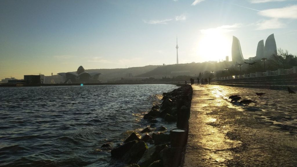 Promenade de Bakou le long de la mer Caspienne et Flame Towers