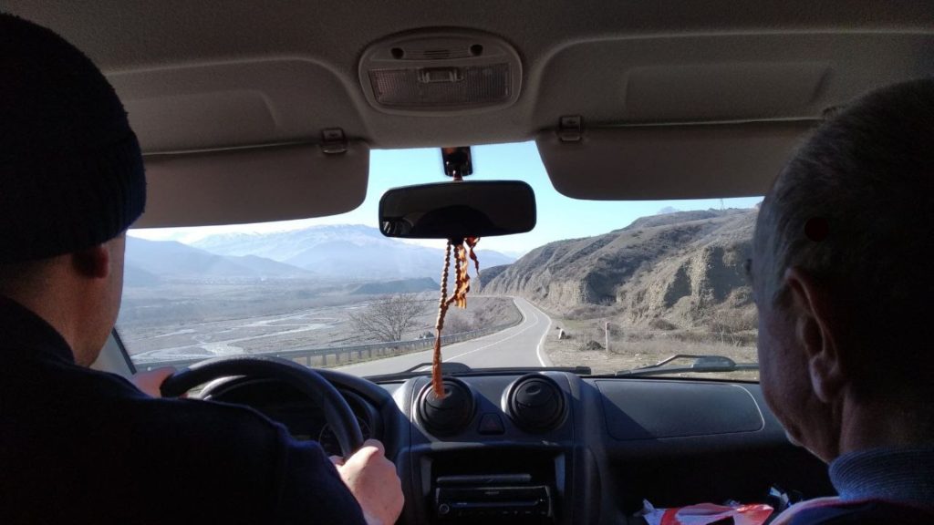 Auto-stop sur la route près de la frontière de Samour côté Daghestan après une sortie d’Azerbaïdjan