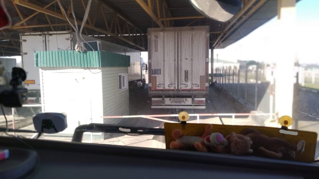 Passage de la frontière terrestre de Samur entre l’Azerbaïdjan et le Daghestan à bord d’un camion