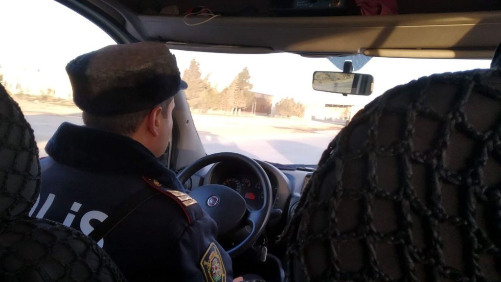 Auto-stop avec la police azerbaïdjanaise en route vers le poste-frontière de Samour entre l’Azerbaïdjan et la Russie