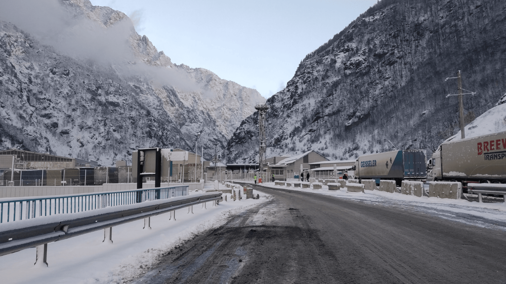 Poste-frontière Verkhny Lars sous la neige avec camions en file entre la Russie et la Géorgie