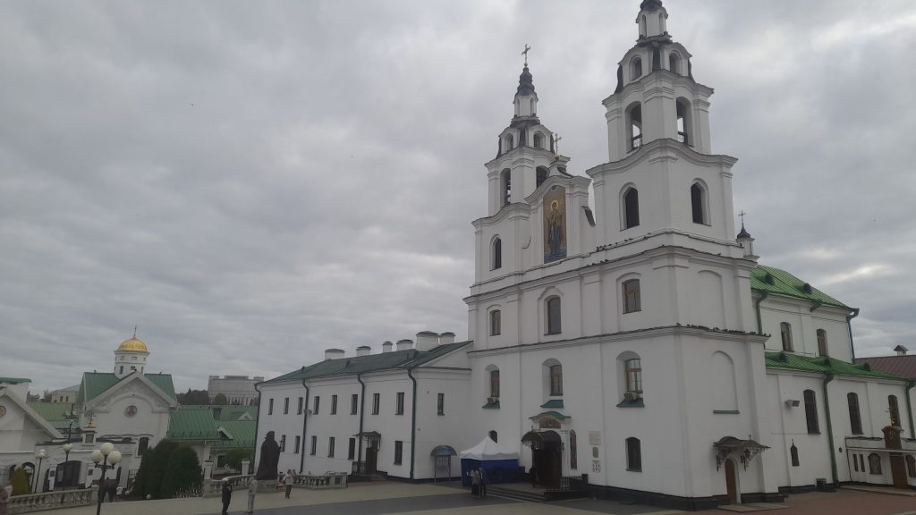 Cathédrale du Saint-Esprit à Minsk avec des tours blanches et des toits verts