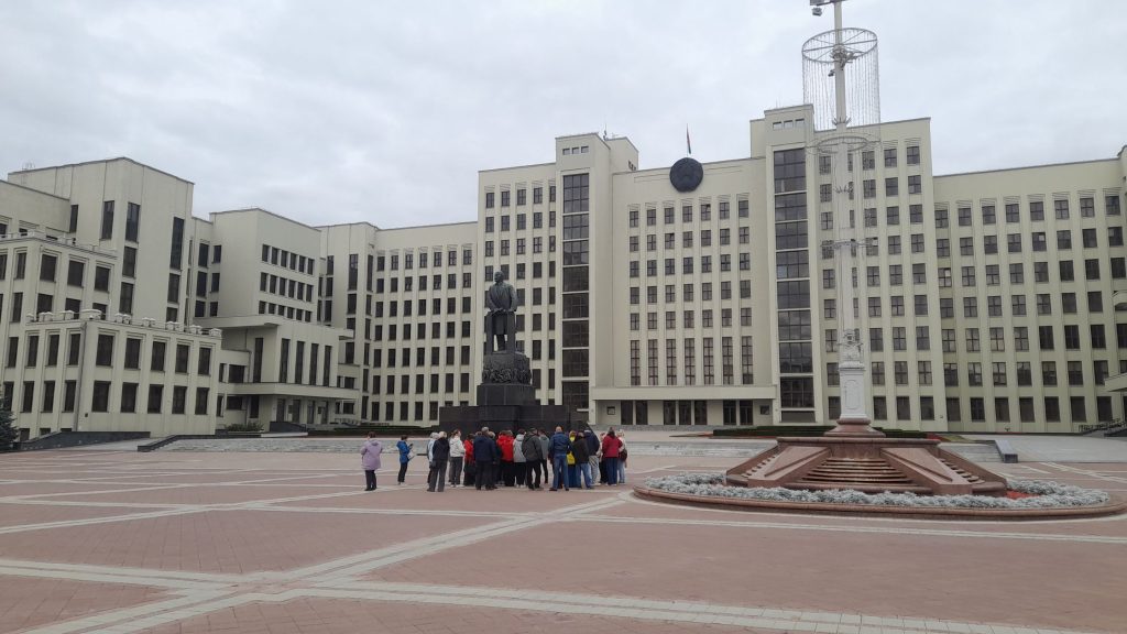 Government square in Minsk with a central lenin statue and large administrative buildings