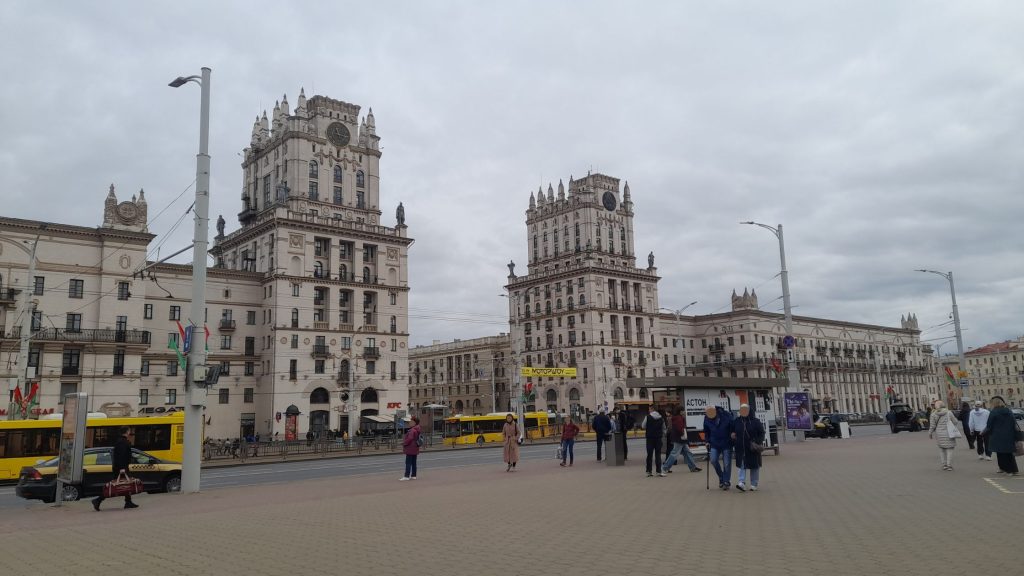 Les Portes de Minsk, deux tours staliniennes près de la gare, vues depuis la place.