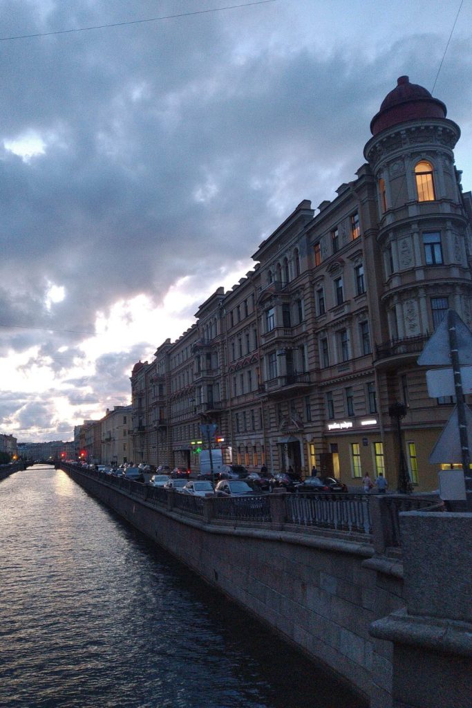 Immeubles historiques le long du canal Griboïedov près du pont Kokouchkine à Saint-Pétersbourg.