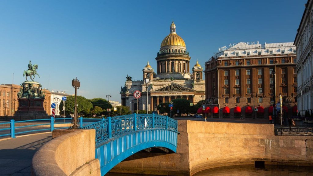 La cathédrale Saint-Isaac et le Pont Bleu dans le centre historique de Saint-Pétersbourg.
