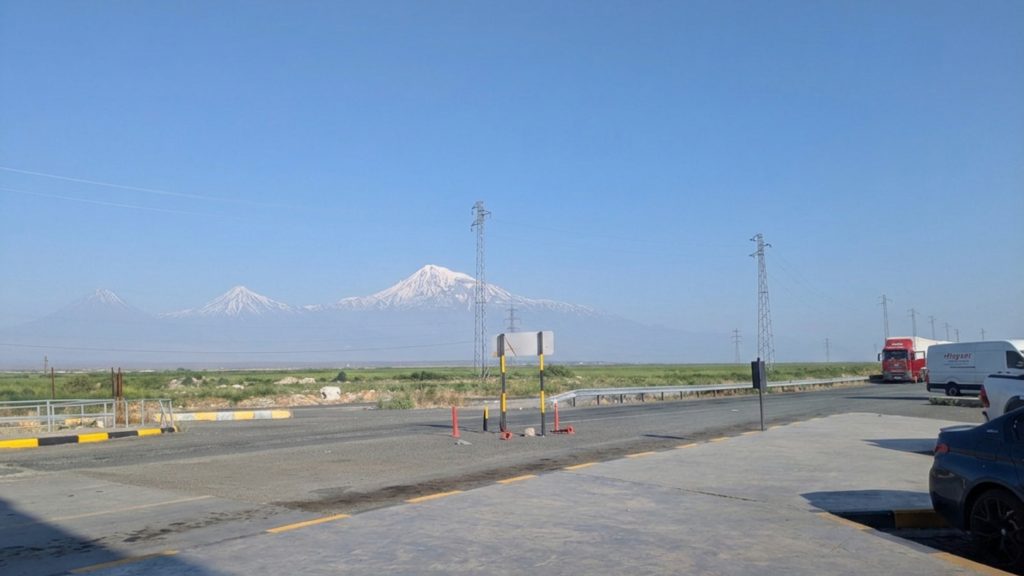 Attente du dolmuş pour Iğdır après l'immigration turque à Dilucu avec le mont Ararat au loin
