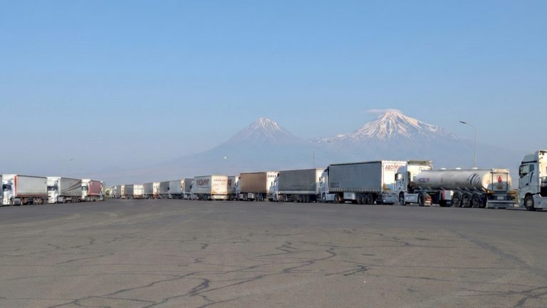 Mont Ararat visible juste après le passage de la frontière entre le Nakhitchevan et la Turquie