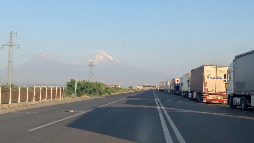 Mont Ararat visible depuis la route menant au poste-frontière de Sadarak au Nakhitchevan