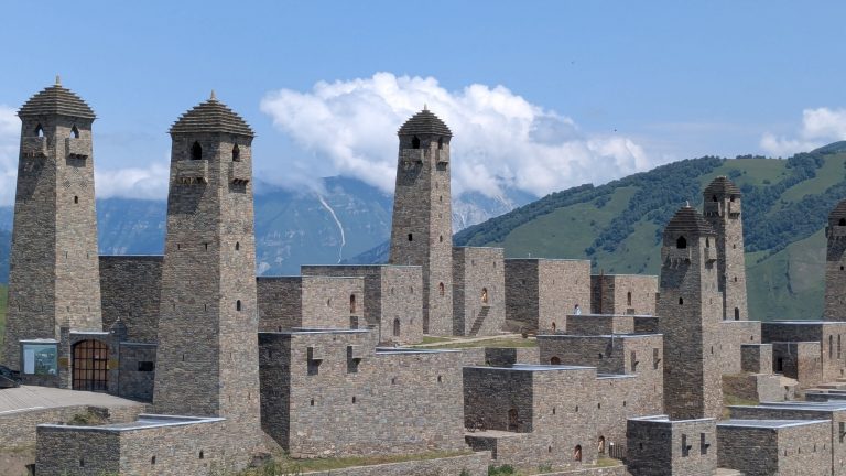 Village de montagne de Sharoï en Tchétchénie avec ses tours vainakhes traditionnelles entourées de montagnes verdoyantes