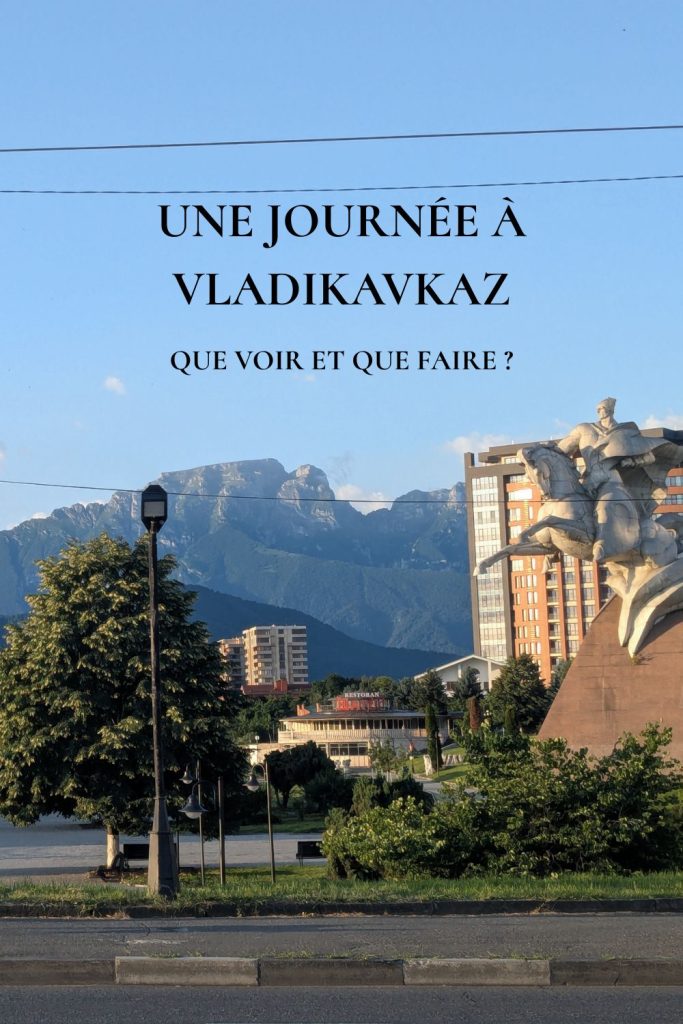 Vue de Vladikavkaz en Ossétie du Nord, en Russie, avec les montagnes du Caucase en arrière-plan, pour un itinéraire d’une journée à Vladikavkaz.
