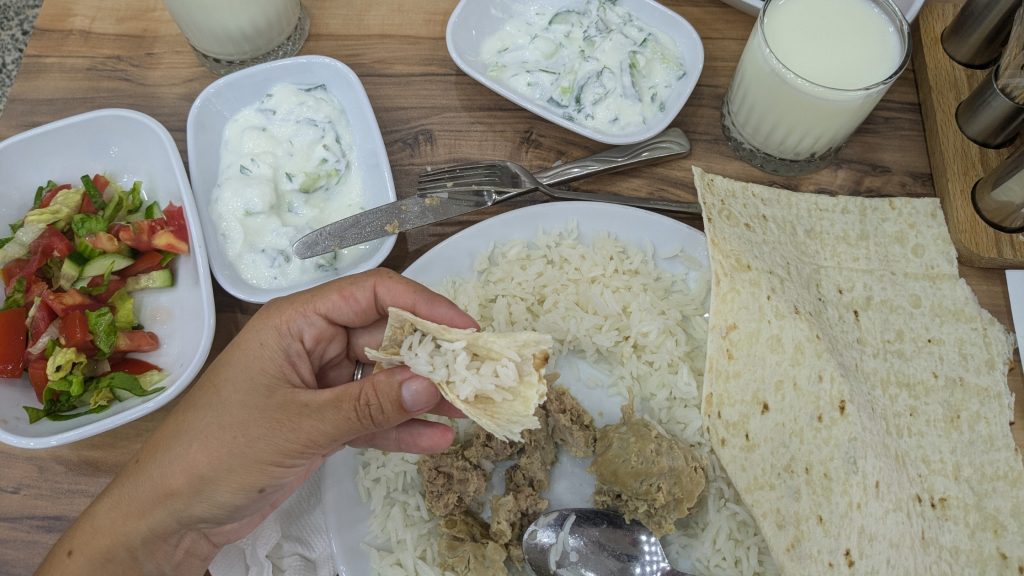 Abdigör Köftesi servi avec riz, yaourt, salade et pain à Doğubeyazıt