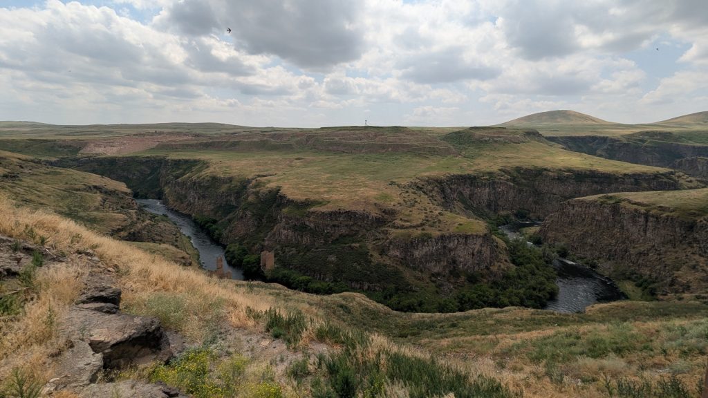 Ancienne route de la Soie au-dessus de la gorge de l'Arpaçay à Ani
