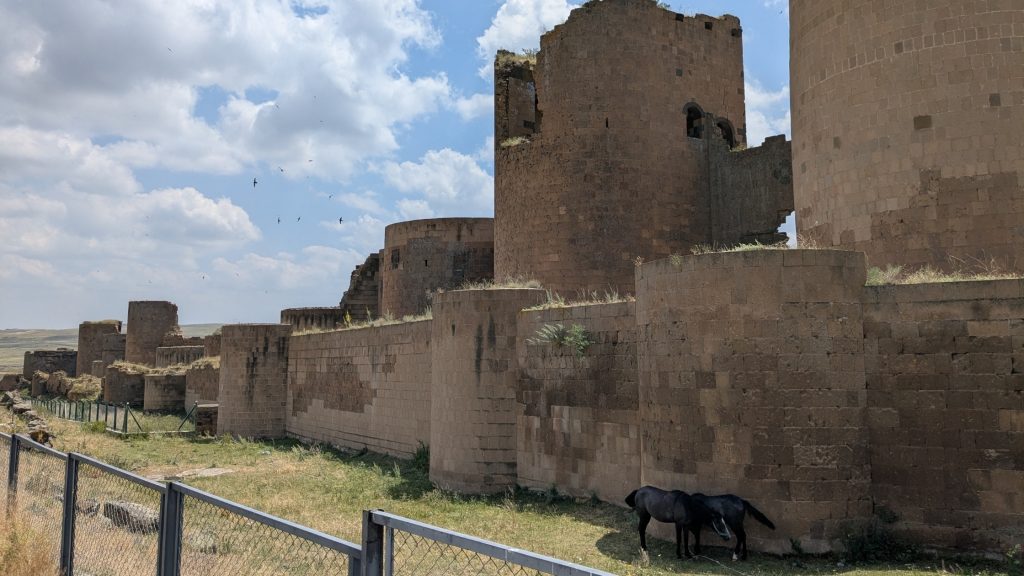 Anciens remparts et tours en pierre du site archéologique d’Ani près de la frontière turco-arménienne