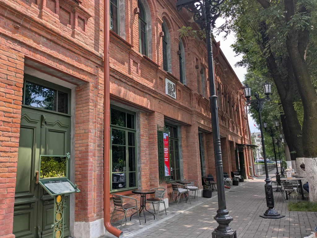 Café artistique dans une maison historique en briques rouges de la rue Vakhtangov à Vladikavkaz