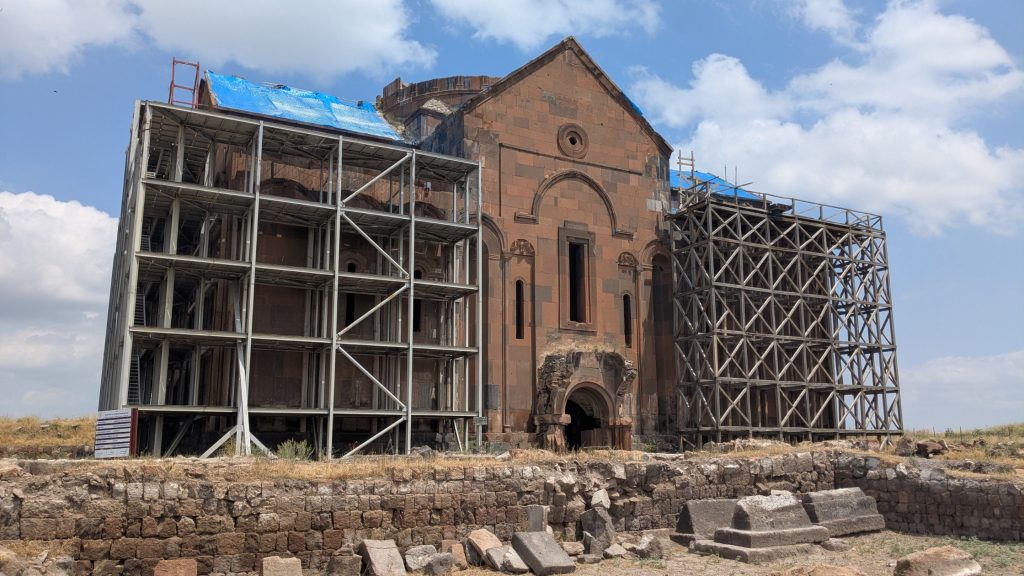 Cathédrale d'Ani entourée d'échafaudages sur le site archéologique médiéval