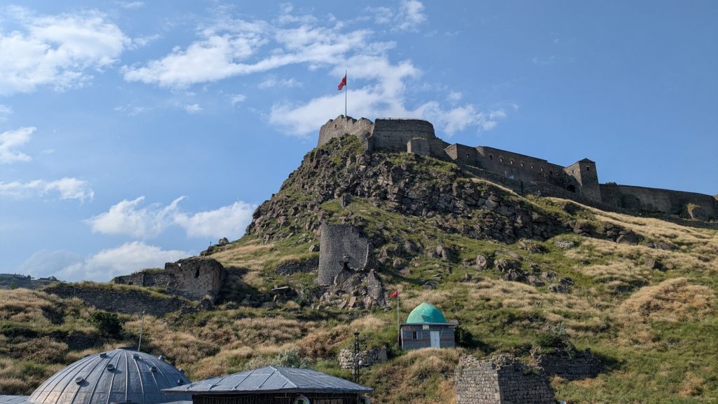 Le château de Kars dominant la ville historique de Kars dans l’est de la Turquie