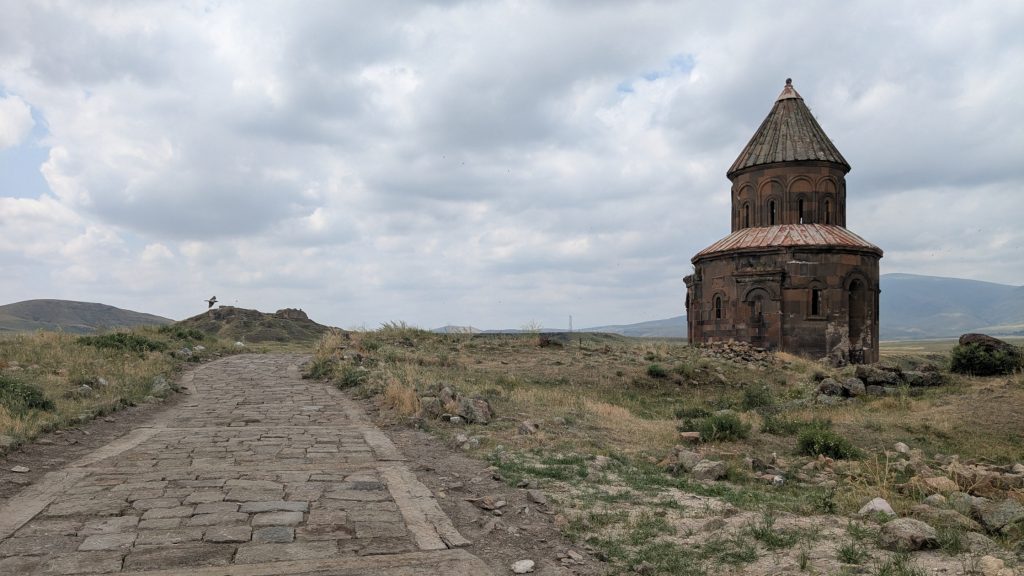Église arménienne médiévale le long d'un ancien chemin pavé à Ani
