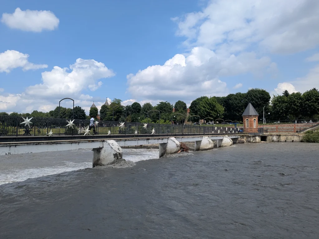 Fleuve Terek traversant Vladikavkaz avec un courant puissant en été