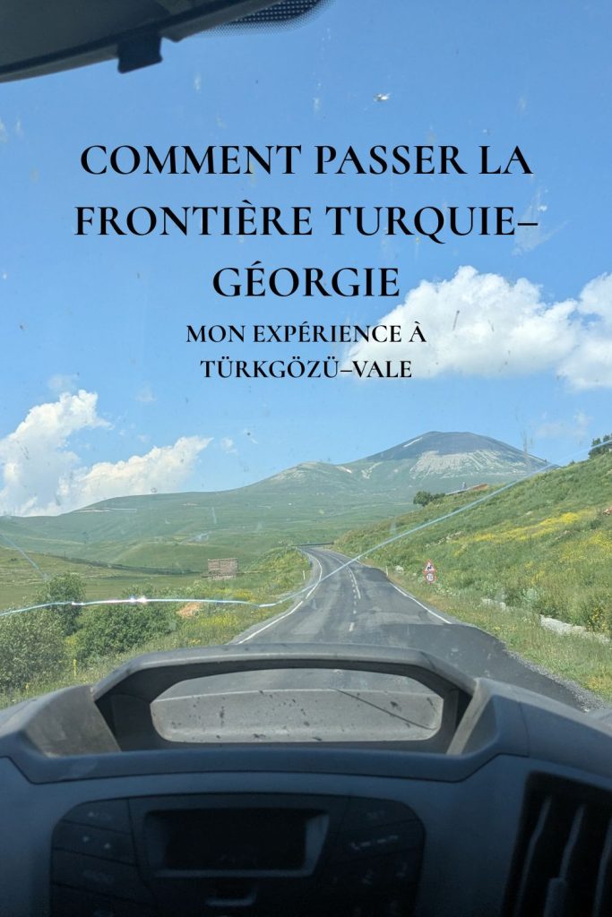 Poste-frontière de Türkgözü–Vale entre la Turquie et la Géorgie, situé dans un paysage montagneux, illustrant le passage de cette petite frontière terrestre.