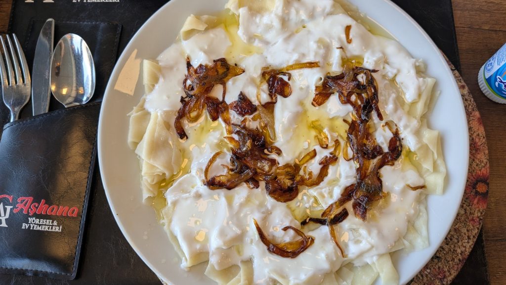 Hıngel (Hangel), plat traditionnel de Kars avec yaourt à l’ail et oignons frits