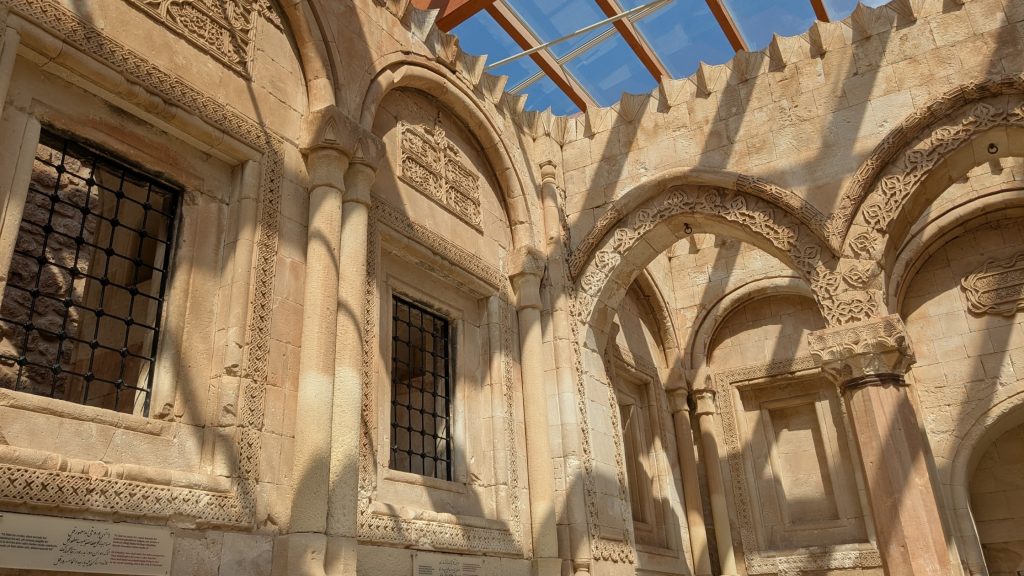 Arches en pierre sculptée et portes décorées à l’intérieur du palais d’Ishak Pacha