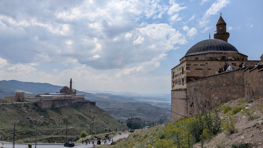 Mosquée Eski Bayezid et palais d'Ishak Pasha sur les hauteurs de Doğubeyazıt en Turquie orientale