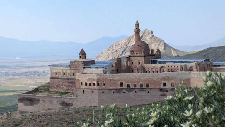 Palais d’Ishak Pacha dominant les paysages près de Doğubeyazıt dans l’est de la Turquie