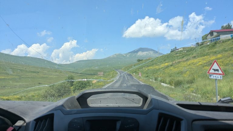 Route de montagne près de Posof en direction de la frontière Türkgözü-Vale entre la Turquie et la Géorgie