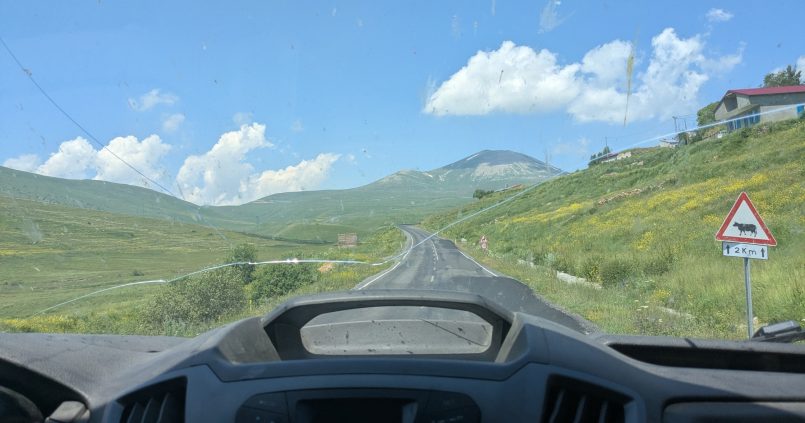 Route de montagne près de Posof en direction de la frontière Türkgözü-Vale entre la Turquie et la Géorgie