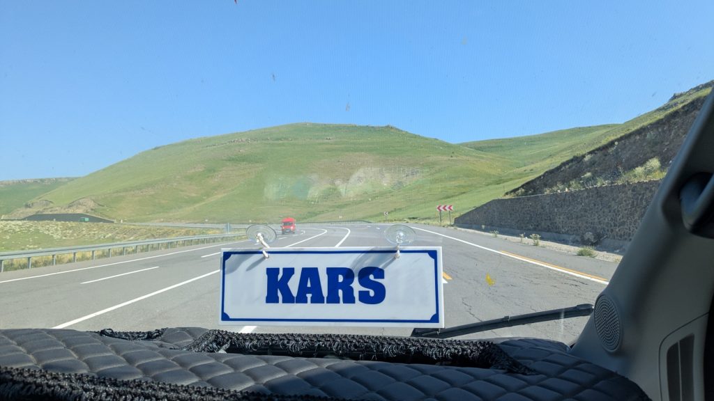 Panneau Kars sur la route entre Kars et Ardahan dans l’est de la Turquie