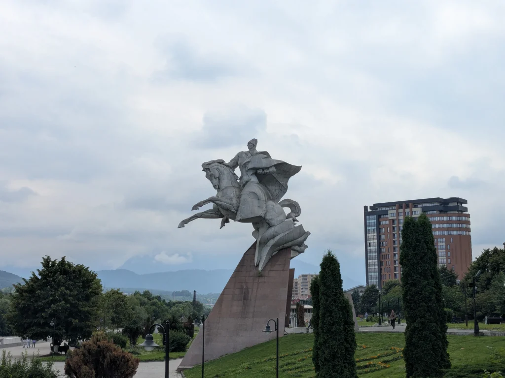 Statue équestre du général Issa Pliyev avec les montagnes du Caucase en arrière-plan à Vladikavkaz