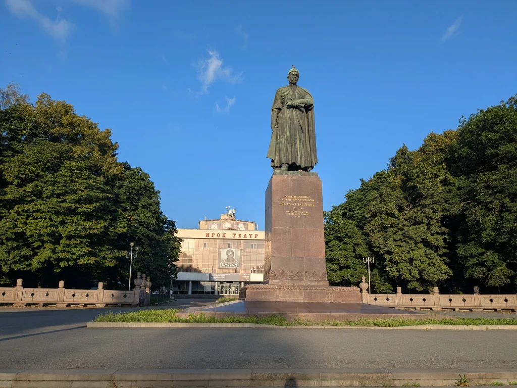 Statue de Kosta Khetagurov devant le Théâtre Iron à Vladikavkaz