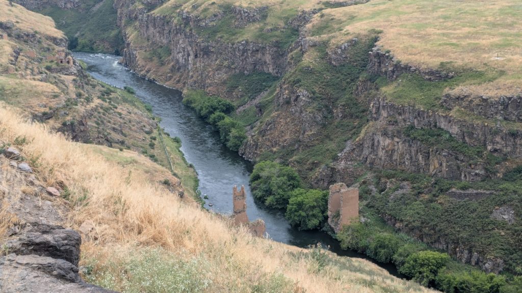 Vestiges de l'ancien pont de la Route de la Soie dans la gorge de l'Arpaçay à Ani