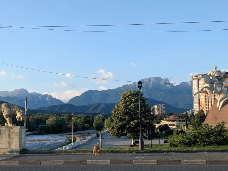 Vue sur le fleuve Terek à Vladikavkaz avec la Stolovaya Gora en Ingouchie et la statue équestre du général Issa Pliyev