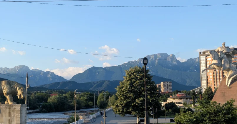 Vue sur le fleuve Terek à Vladikavkaz avec la Stolovaya Gora en Ingouchie et la statue équestre du général Issa Pliyev