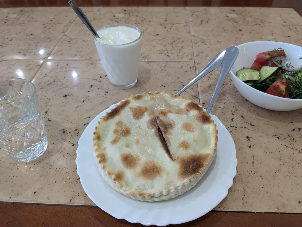 Tourte ossète Fydzhyn garnie de viande hachée servie à Vladikavkaz