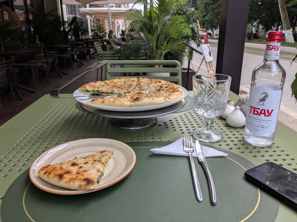 Tourte ossète Tsakharajyn garnie de fromage et de feuilles de betterave à Vladikavkaz